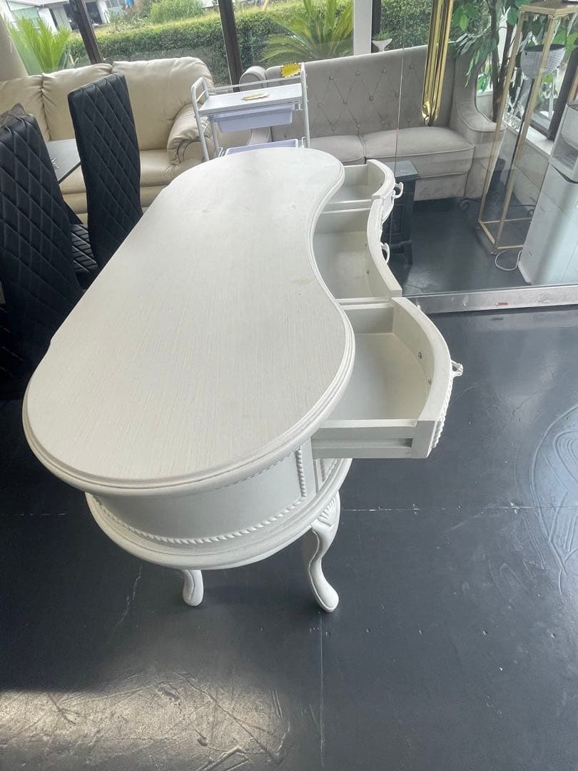 グレーの木製ドレッサー 4引き出し付き