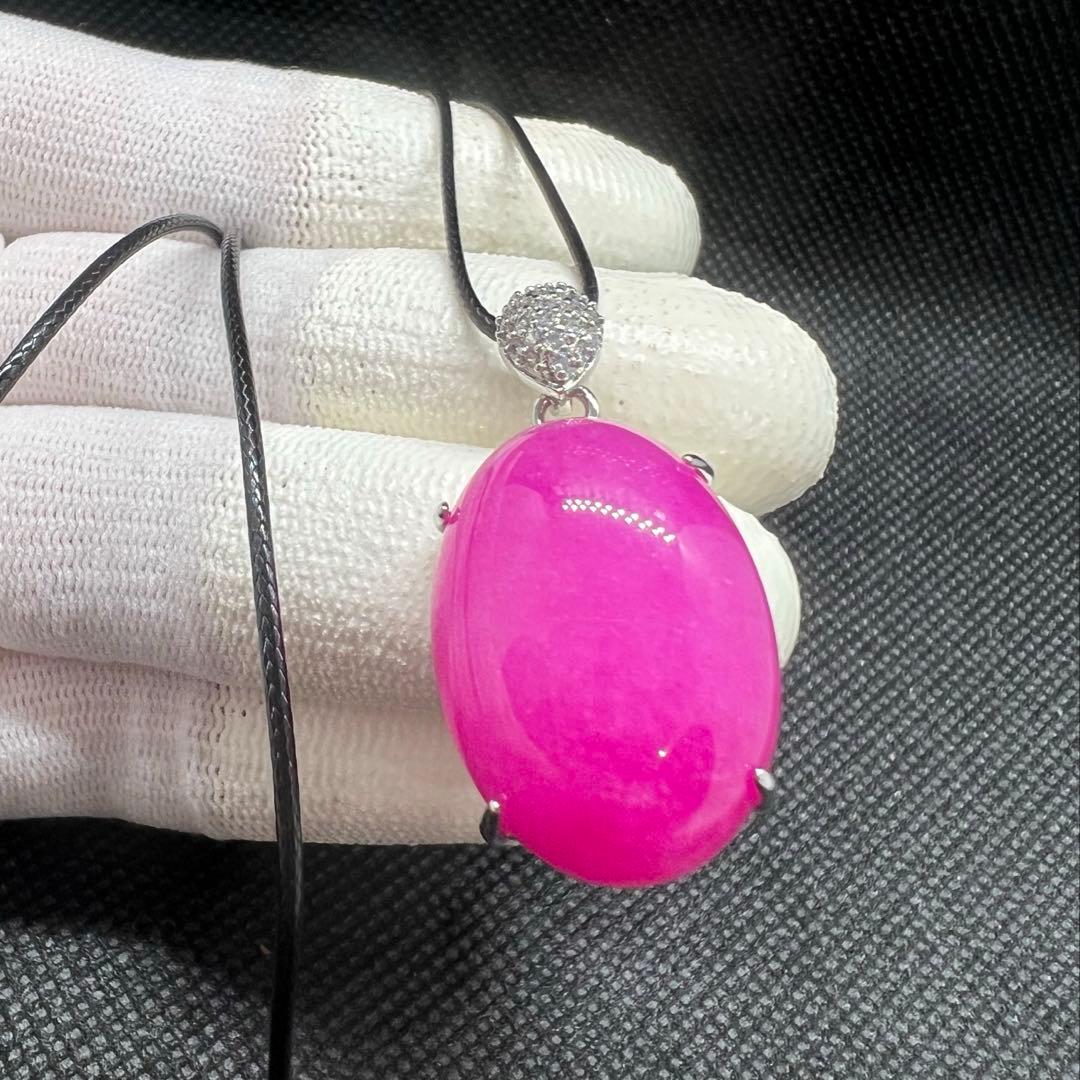 新品　綺麗なピンク色の翡翠卵形ペンダント革紐でビンテージスタイルD10116