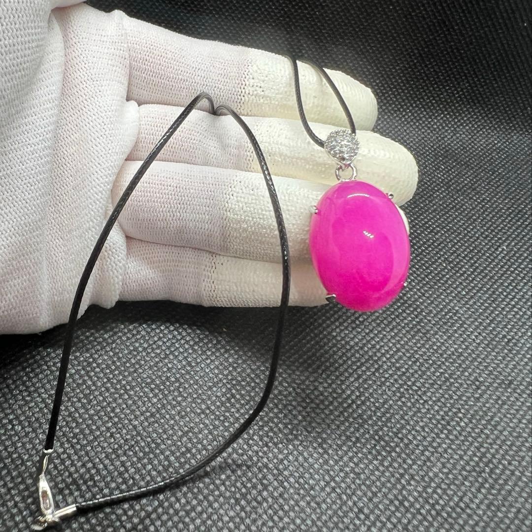 新品　綺麗なピンク色の翡翠卵形ペンダント革紐でビンテージスタイルD10116