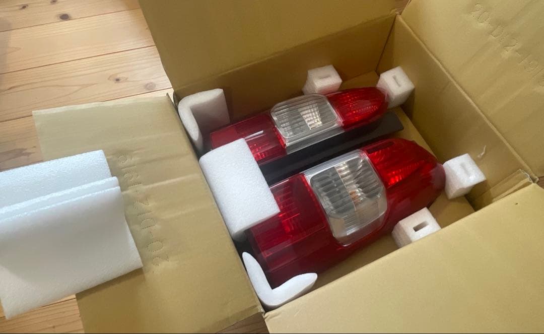 【美品】2025年モデル　トヨタ プロボックス160系　純正テールランプ
