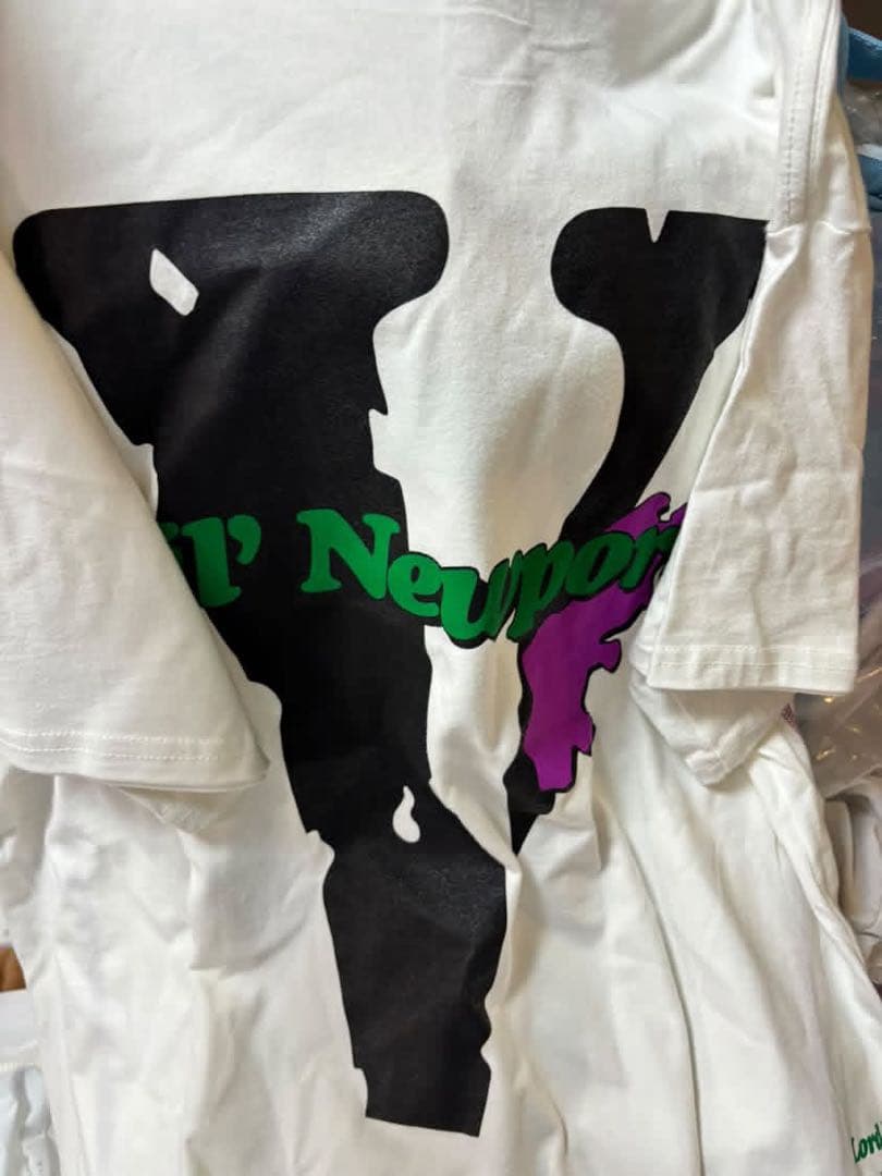 VLONE Lil‘ Newport Tシャツ