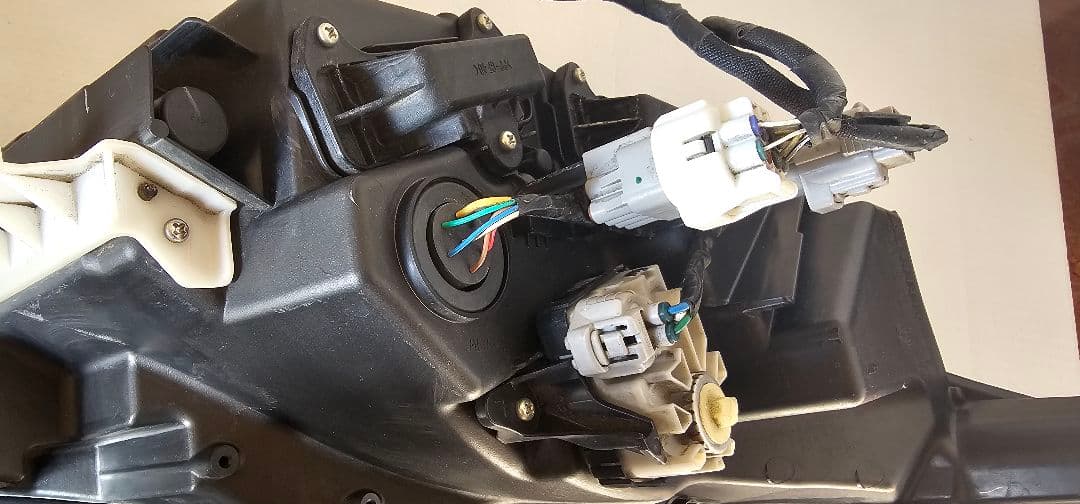 トヨタサイ2014年、 ヘッドライト 左