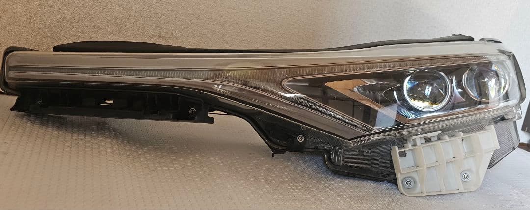 トヨタサイ2014年、 ヘッドライト 左