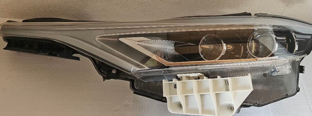 トヨタサイ2014年、 ヘッドライト 左