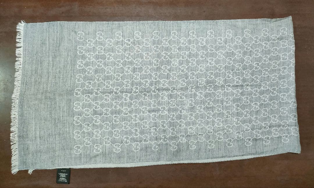 オムオム【美品】GUCCIシルクスカーフ