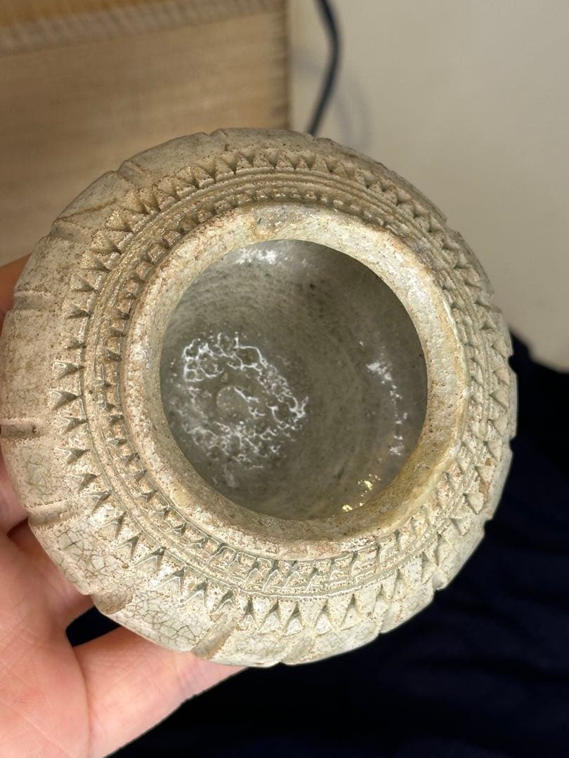 中国宋元時代 高古磁器 香合 小罐 蓮花浮彫蓋 石質感釉 灰白青色 貫入 箱付き