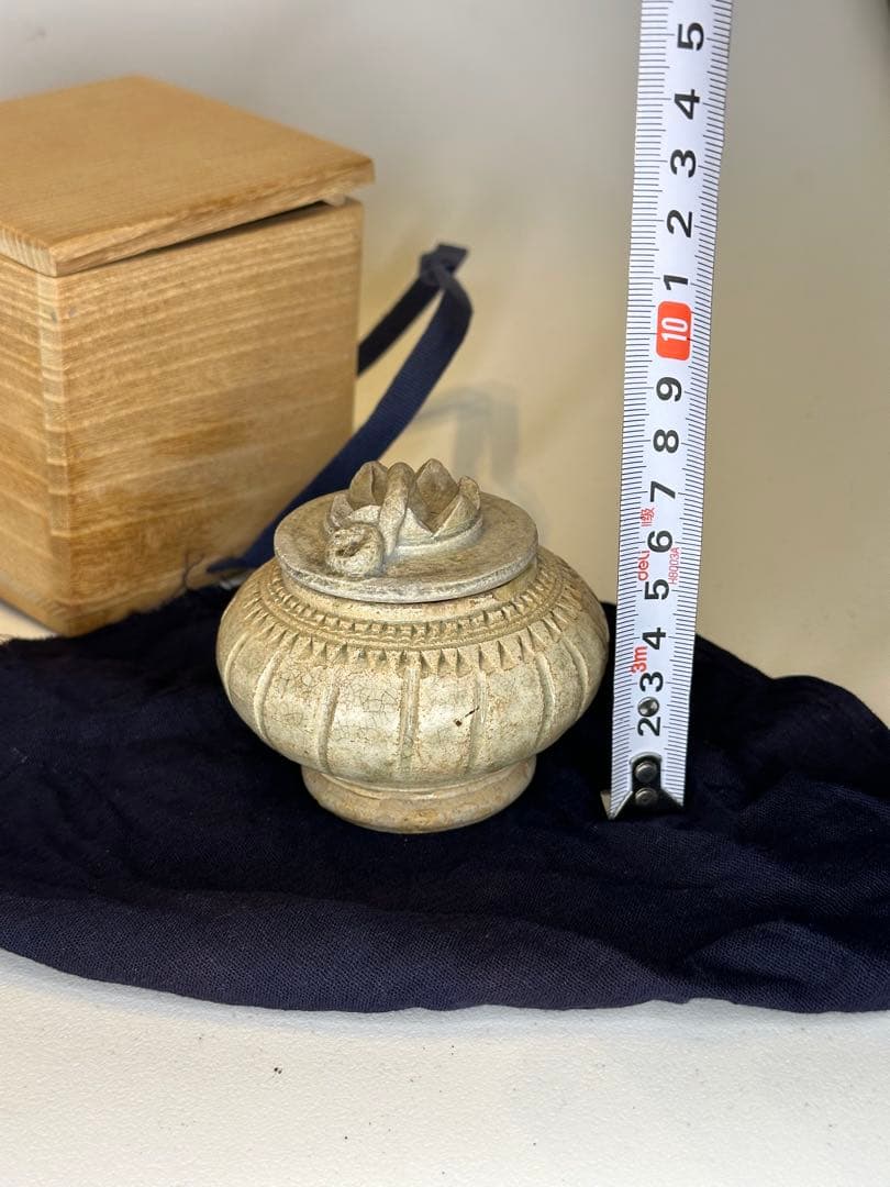 中国宋元時代 高古磁器 香合 小罐 蓮花浮彫蓋 石質感釉 灰白青色 貫入 箱付き