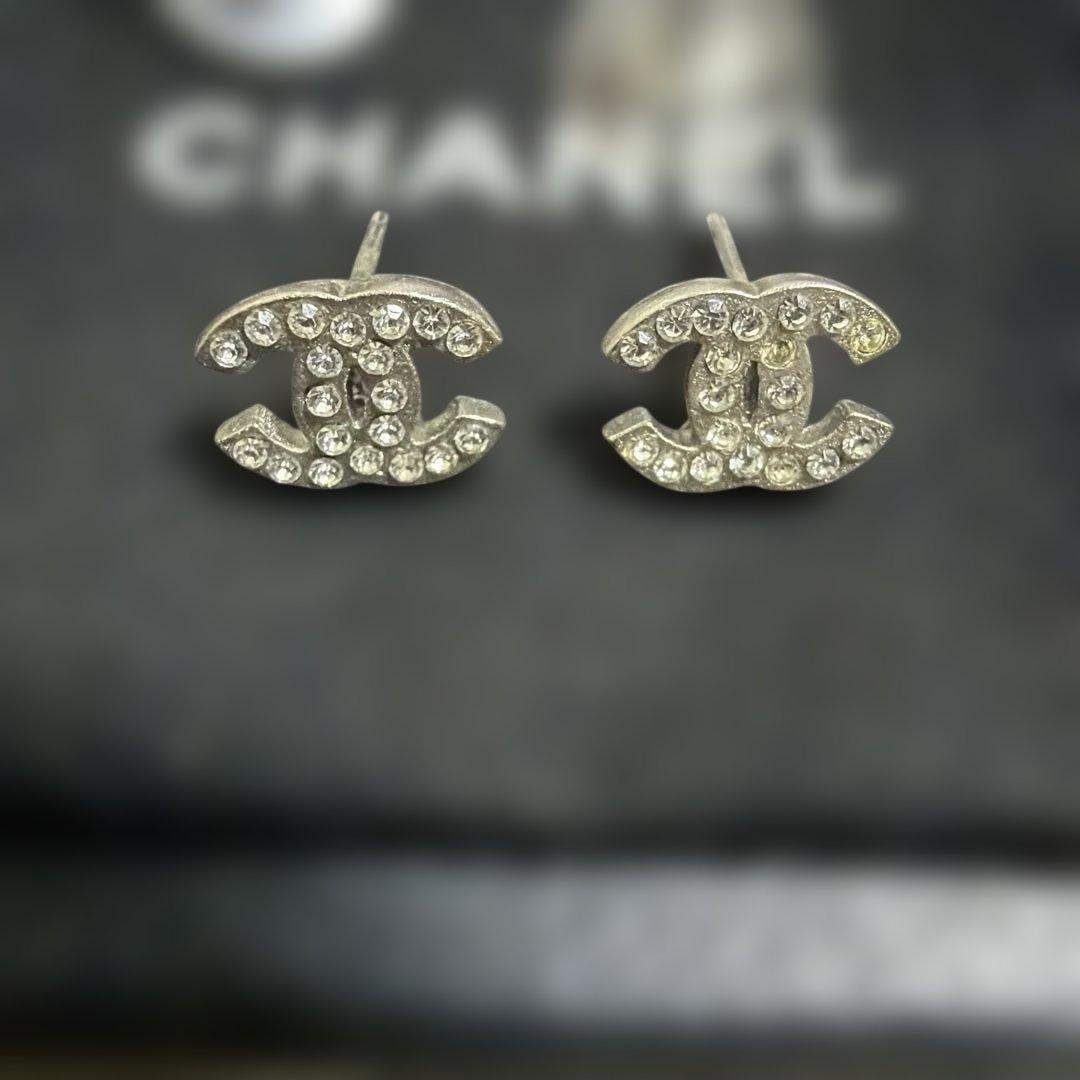 CHANEL CCロゴクリスタルスタッドピアス