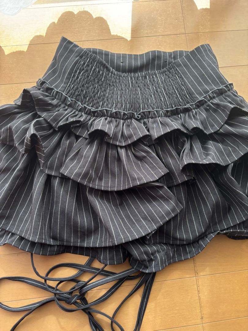 Amiligeハイウエストエンブレムボタン付きフリルパンツ