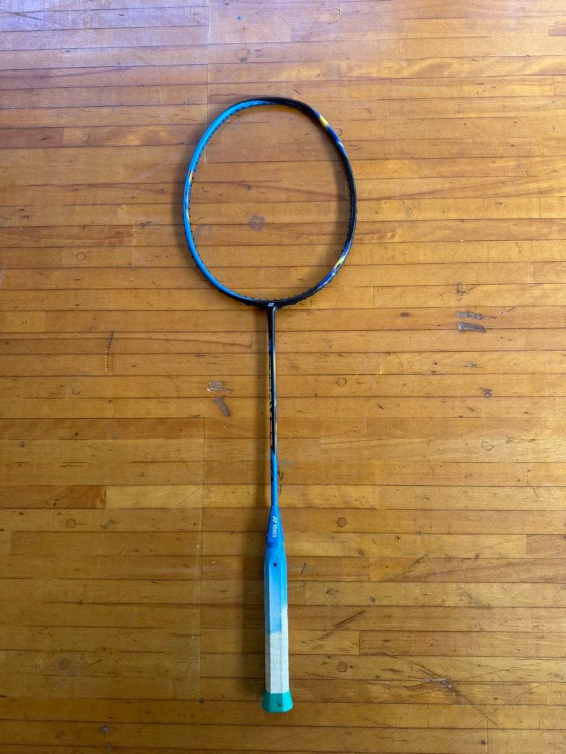 バドミントンラケット アストロクス77 4ug5