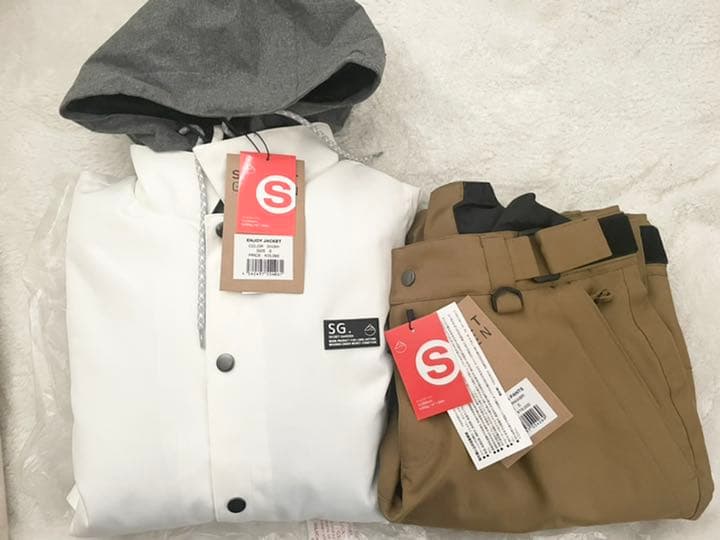 新品未使用▫️スノボウェア スキーウェア上下セット Sサイズ