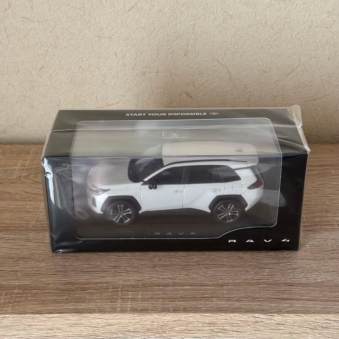 【非売品】トヨタ 新型ラブフォー プラチナホワイトパールマイカ 1/30ミニカー