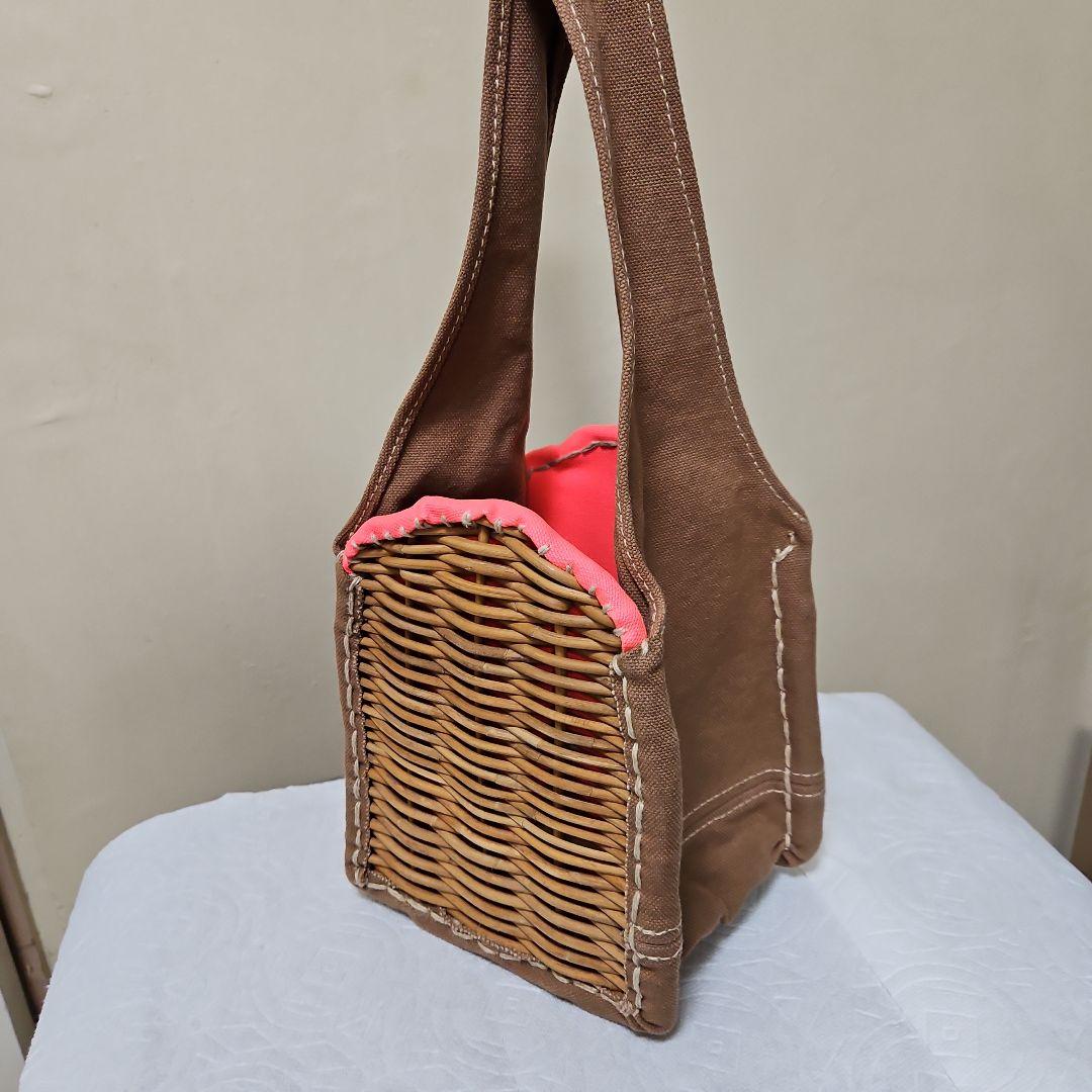 ブラウン かごバッグ Eの刺繍付き