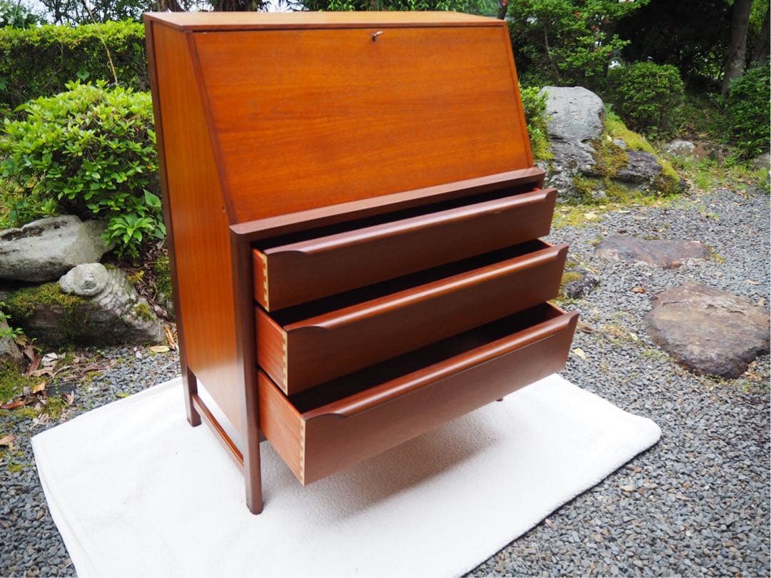 木製ブラウン箪笥 4つの引き出し付き