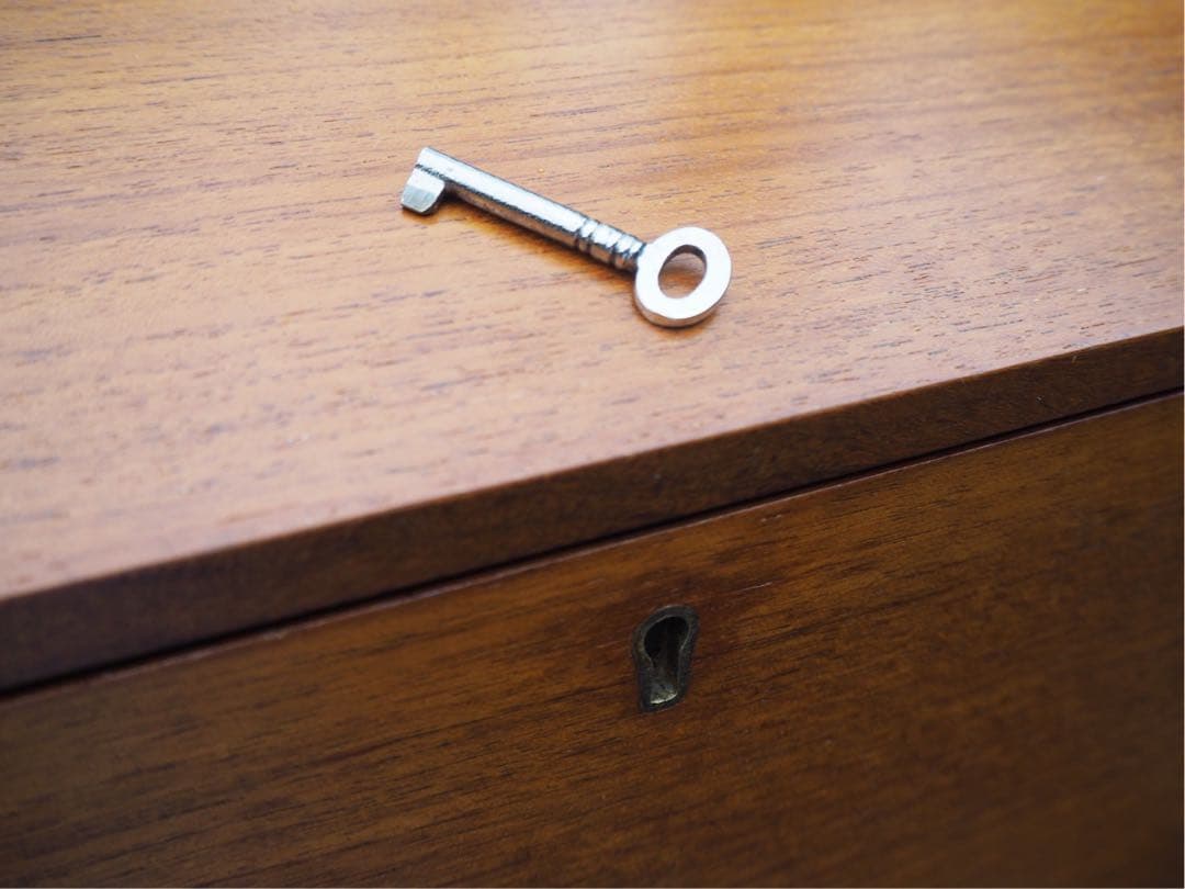 木製ブラウン箪笥 4つの引き出し付き