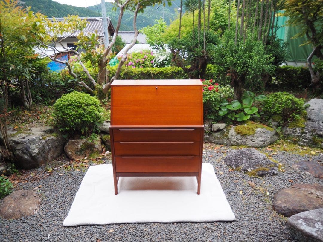 木製ブラウン箪笥 4つの引き出し付き