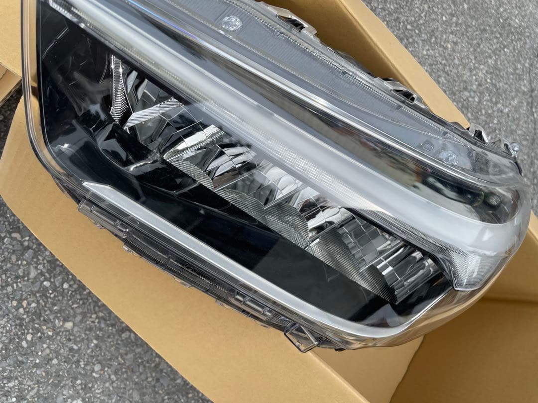 トヨタ ライズ ロッキー 純正 左 LED ヘッド ライト