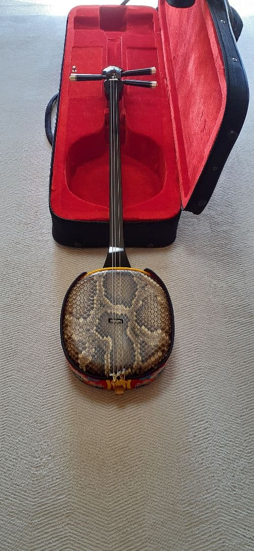 高級品沖縄三線豪華セット①☆ケース付属品多数☆両面本ヘビ革本蛇革リアルスネーク