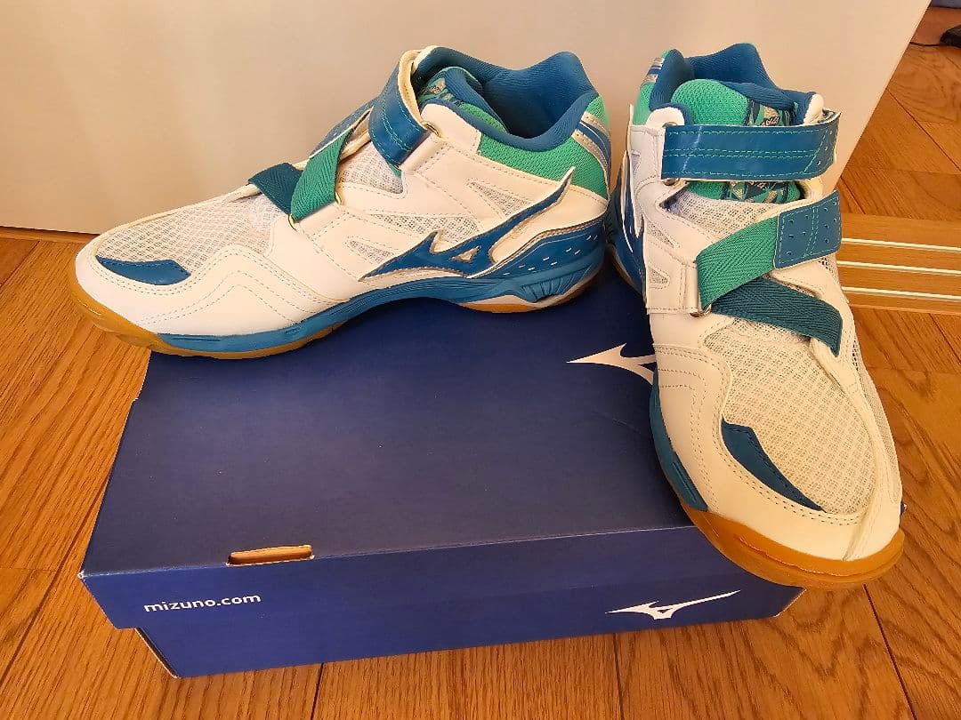 バレーボールシューズ　ウエーブアルテミス4MID