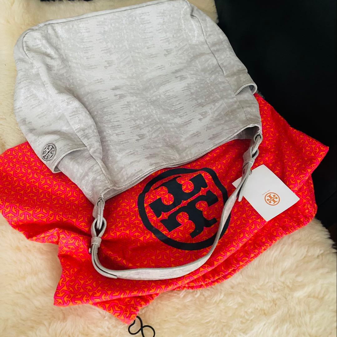 未使用❣️ TORY BURCH トリーバーチ ホーボーバッグ ライトグレー　袋付