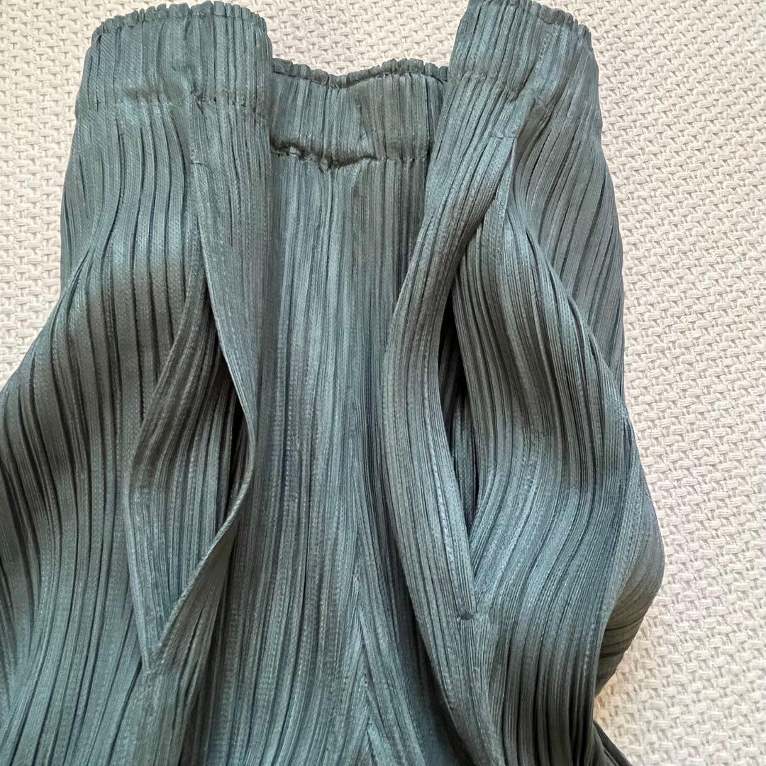 PLEATSPLEASE イッセイミヤケ クロップドパンツ　モスグリーン　2