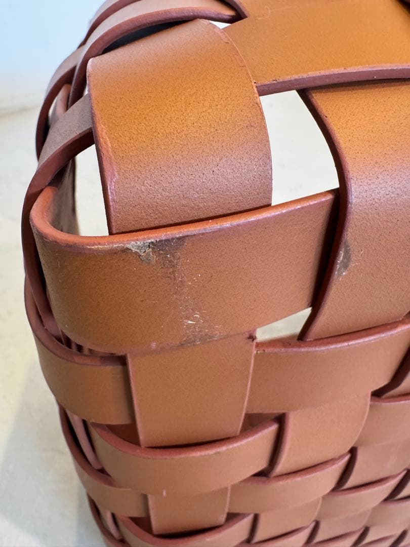 本革ブラウン 編み込みデザイン 収納バスケット　アクタス