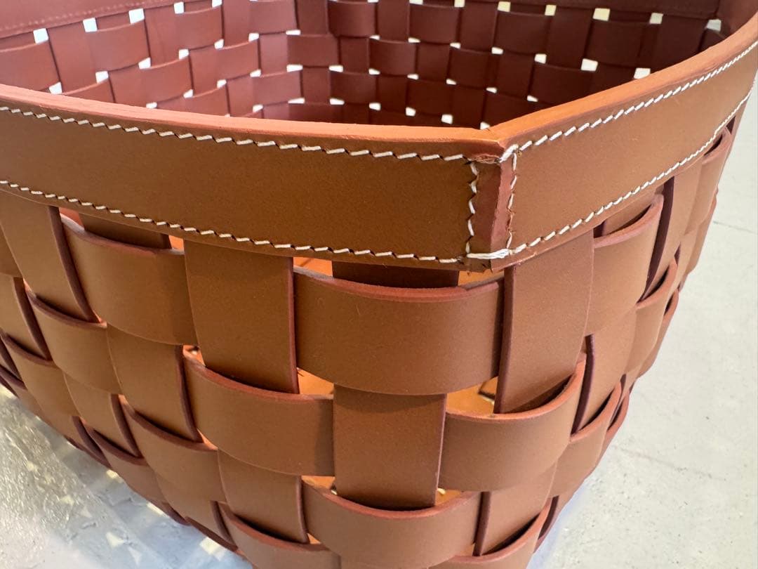 本革ブラウン 編み込みデザイン 収納バスケット　アクタス