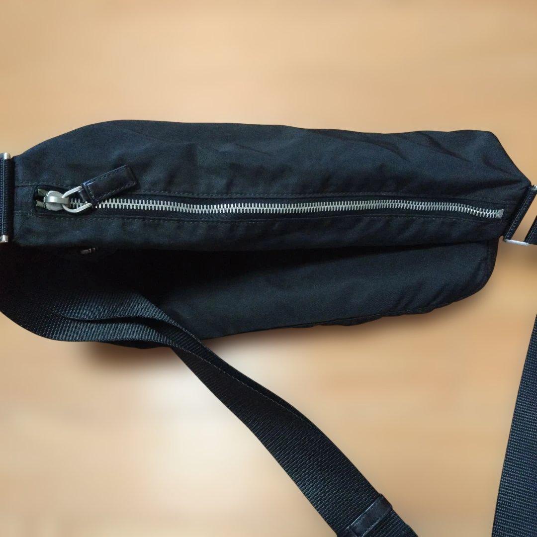 【内布4カ所破れあり】PRADA ブラック ショルダーバッグ　黒