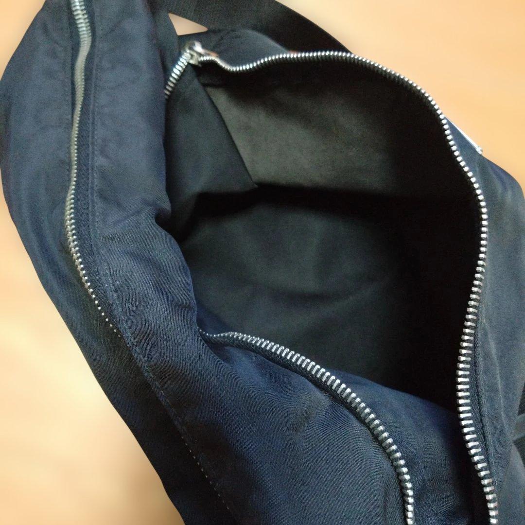 【内布4カ所破れあり】PRADA ブラック ショルダーバッグ　黒