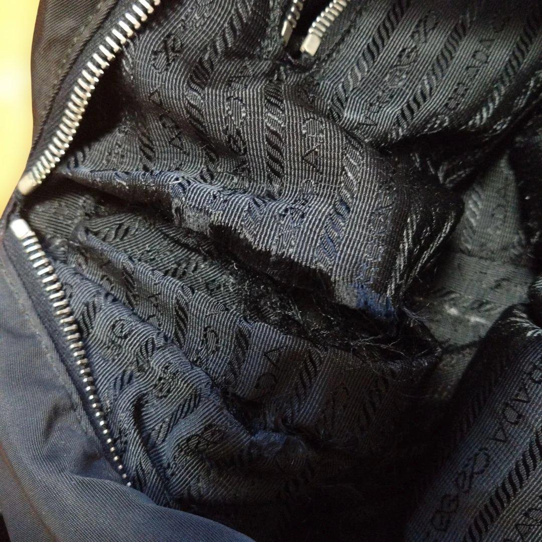 【内布4カ所破れあり】PRADA ブラック ショルダーバッグ　黒