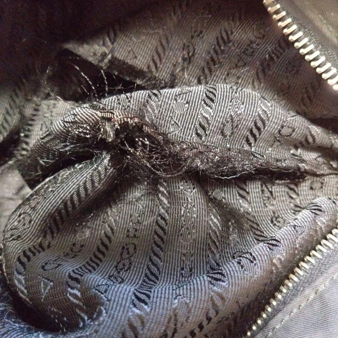【内布4カ所破れあり】PRADA ブラック ショルダーバッグ　黒