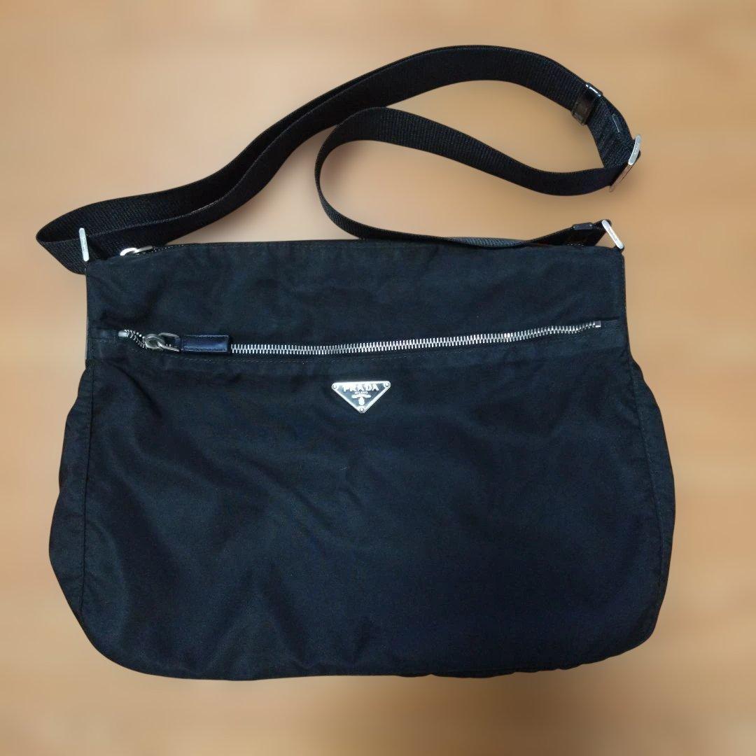 【内布4カ所破れあり】PRADA ブラック ショルダーバッグ　黒