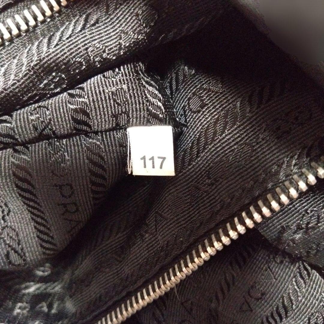 【内布4カ所破れあり】PRADA ブラック ショルダーバッグ　黒