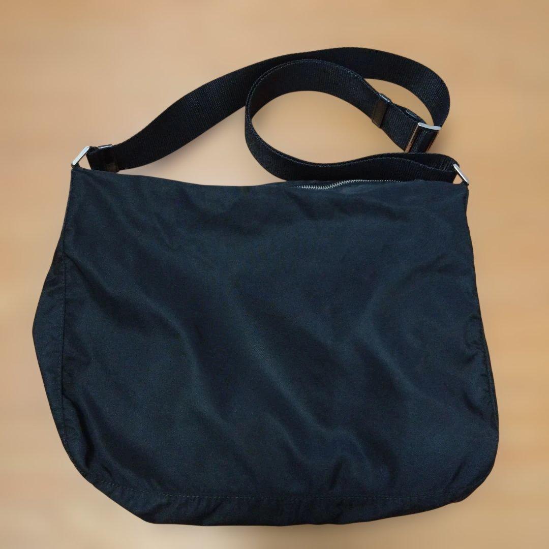 【内布4カ所破れあり】PRADA ブラック ショルダーバッグ　黒