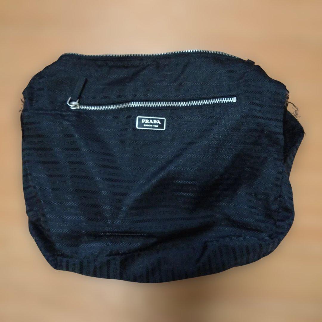 【内布4カ所破れあり】PRADA ブラック ショルダーバッグ　黒