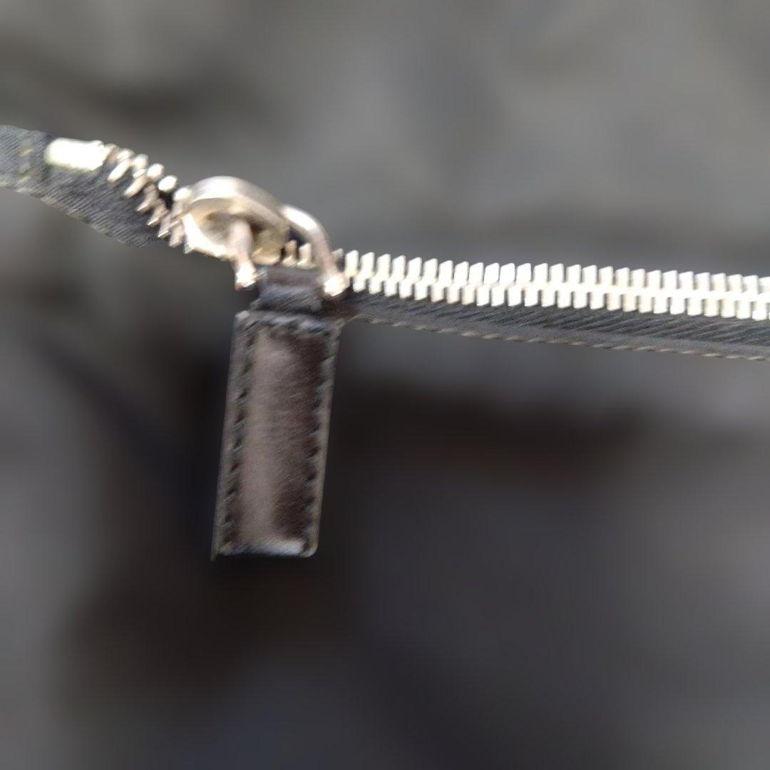 【内布4カ所破れあり】PRADA ブラック ショルダーバッグ　黒