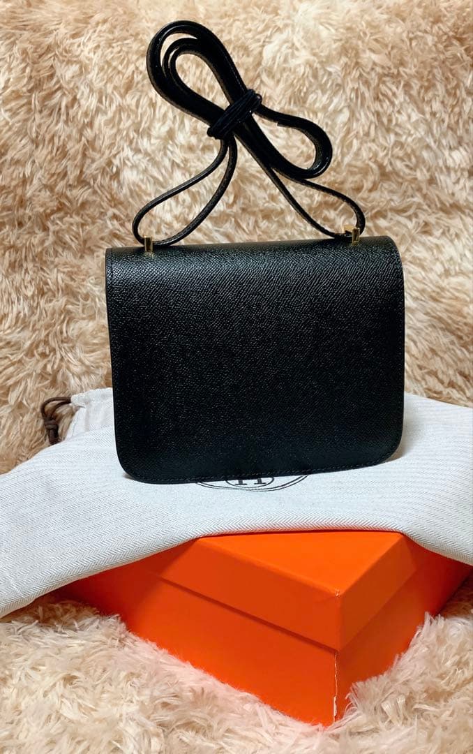 ブラックショルダーバッグ　金具ゴールド