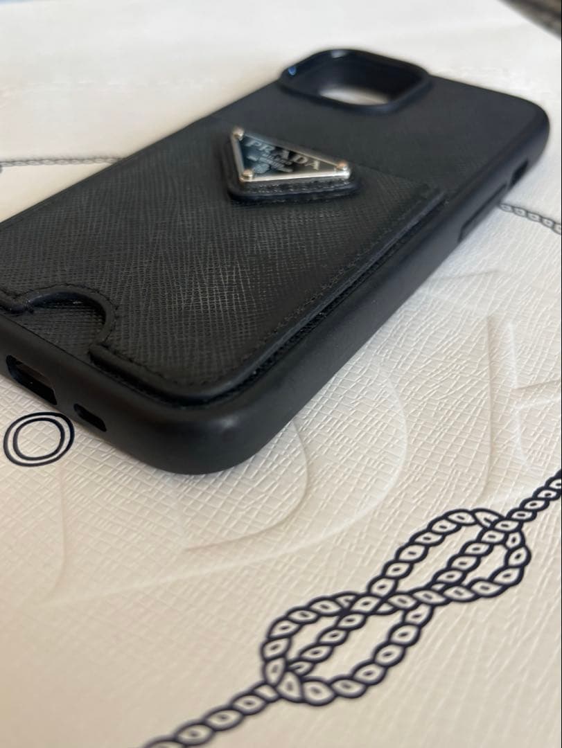 プラダ　iPhone15 ケース　アイフォン15 ブラックレザー　三角プレート