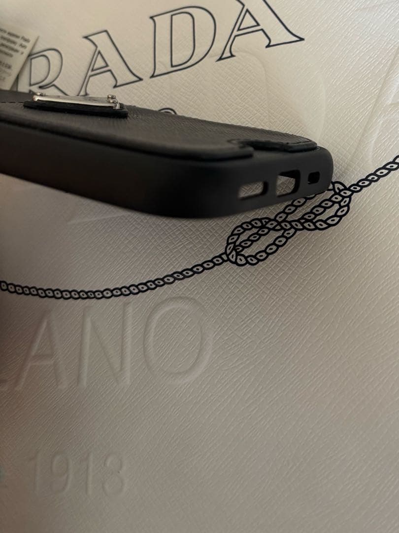 プラダ　iPhone15 ケース　アイフォン15 ブラックレザー　三角プレート