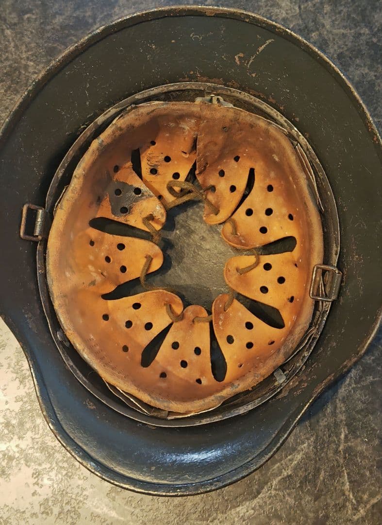 旧ドイツ軍　ヘルメット (シュタールヘルム M42) 実物？ナチヘル