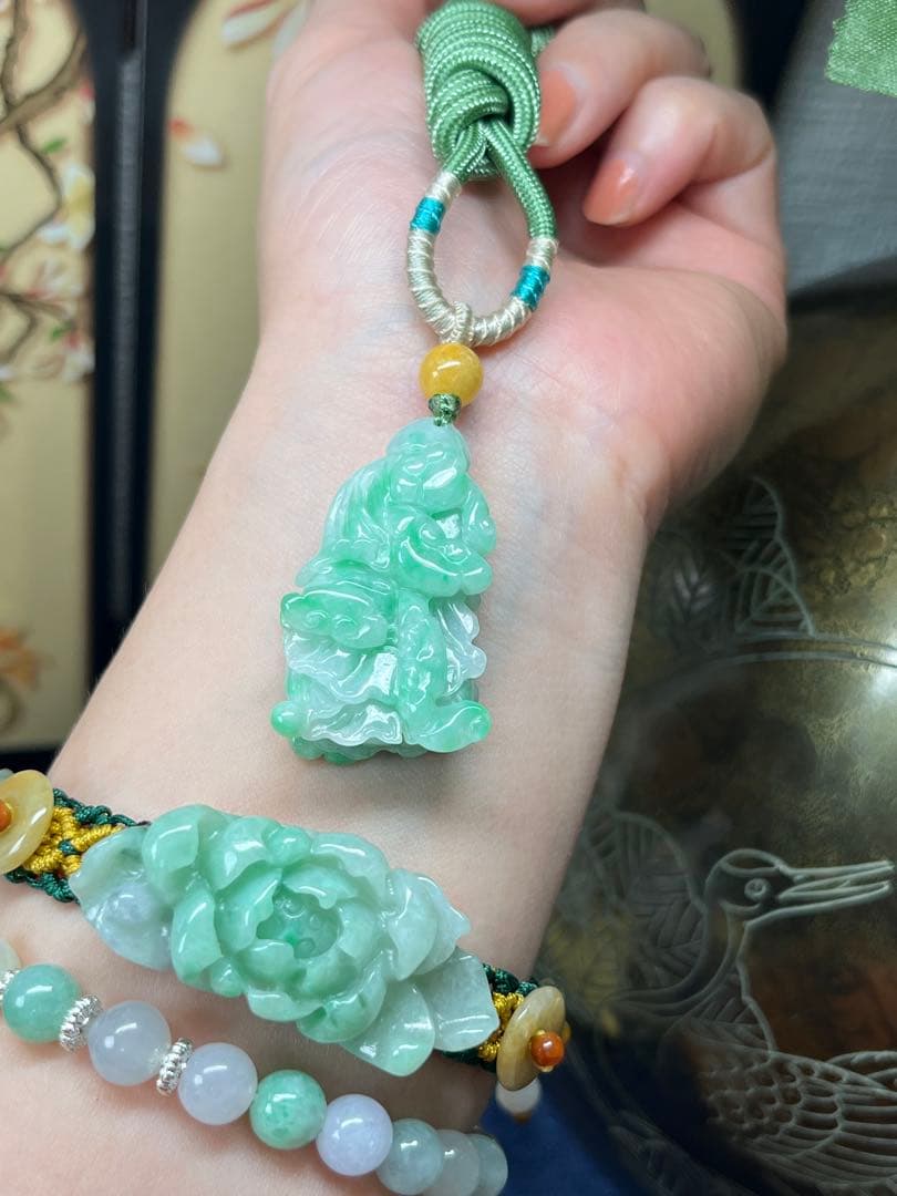 贅沢品❣️本翡翠　貴重なアップルグリーン翡翠・吉祥如意紋付きの発財白菜　鑑定書付き