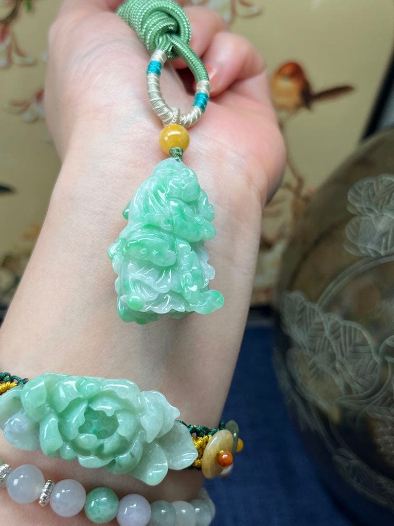 贅沢品❣️本翡翠　貴重なアップルグリーン翡翠・吉祥如意紋付きの発財白菜　鑑定書付き