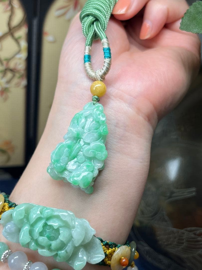 贅沢品❣️本翡翠　貴重なアップルグリーン翡翠・吉祥如意紋付きの発財白菜　鑑定書付き