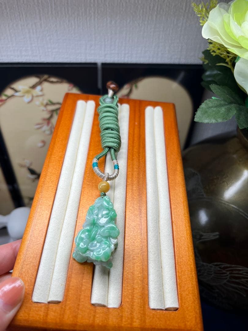 贅沢品❣️本翡翠　貴重なアップルグリーン翡翠・吉祥如意紋付きの発財白菜　鑑定書付き