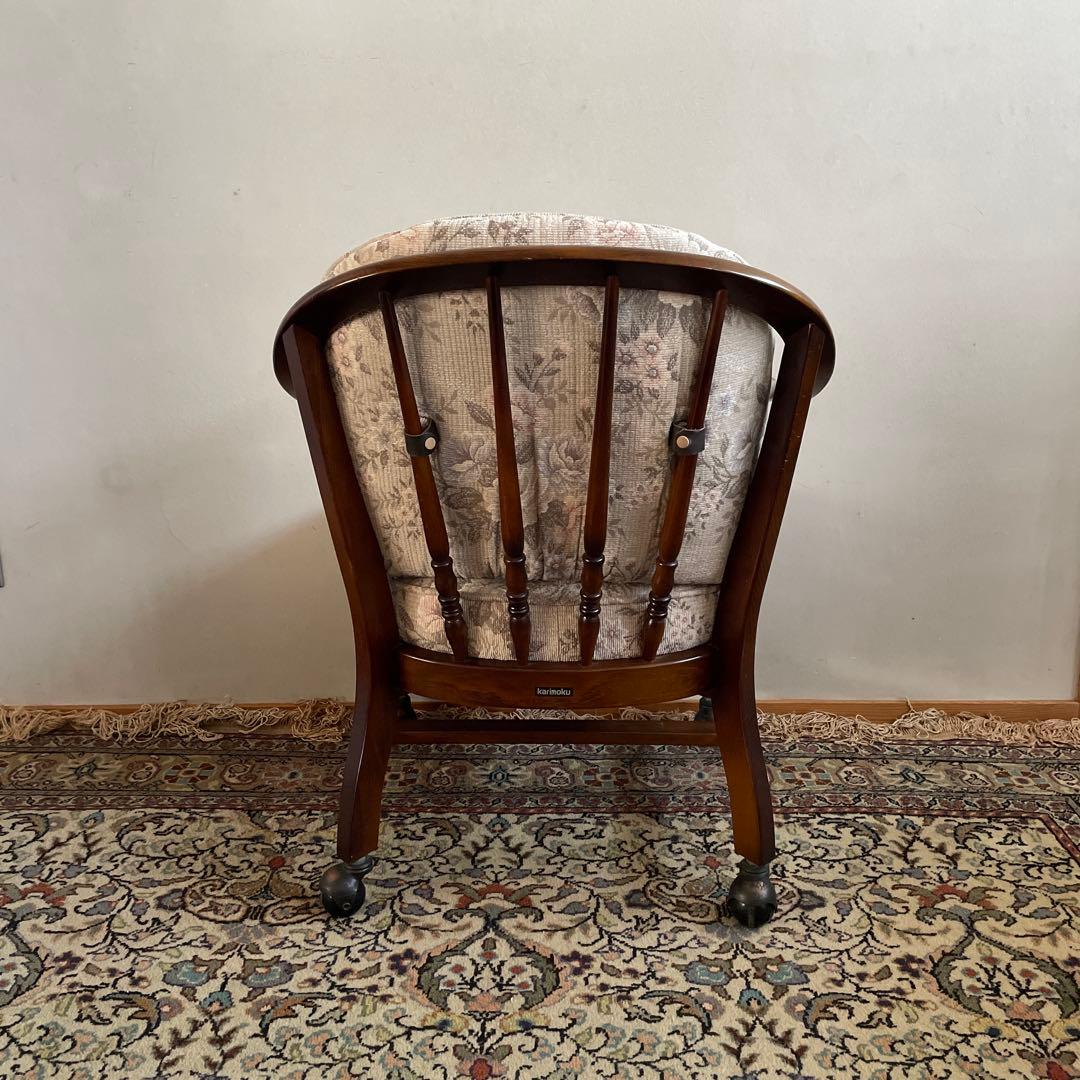 ①【美品】カリモク アームチェア コロニアル キャスター付き ダイニングチェア