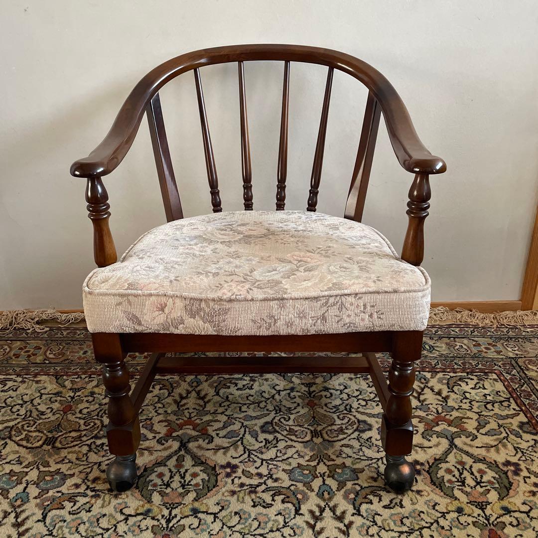 ①【美品】カリモク アームチェア コロニアル キャスター付き ダイニングチェア