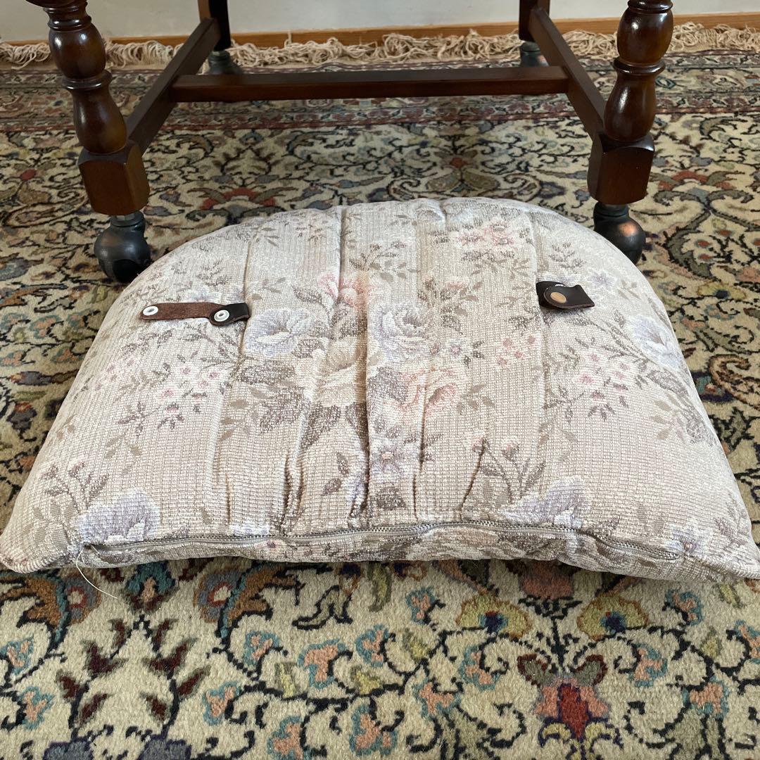 ①【美品】カリモク アームチェア コロニアル キャスター付き ダイニングチェア