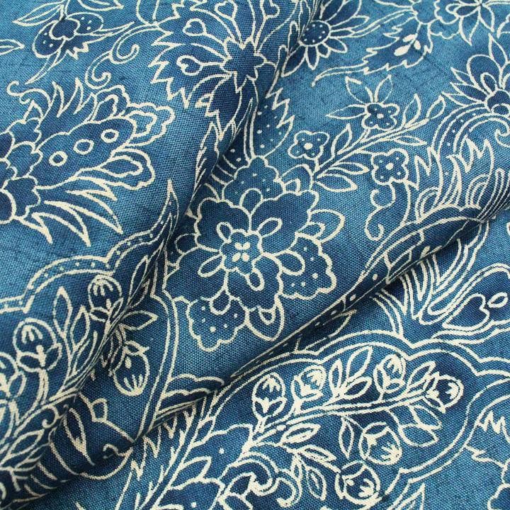 高価な【手描き　ロウケツ染】　お洒落な【ボタニカルモチーフ】　美品の紬です