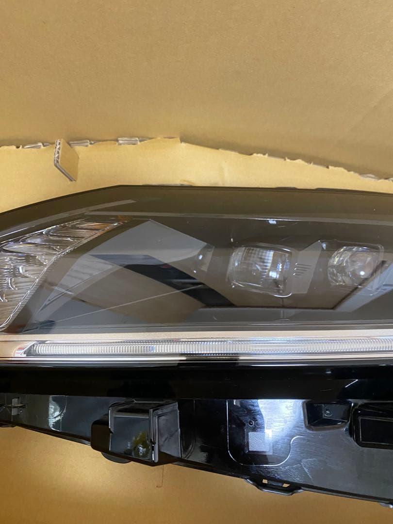 日産E13ノート後期左側LEDヘッドライト