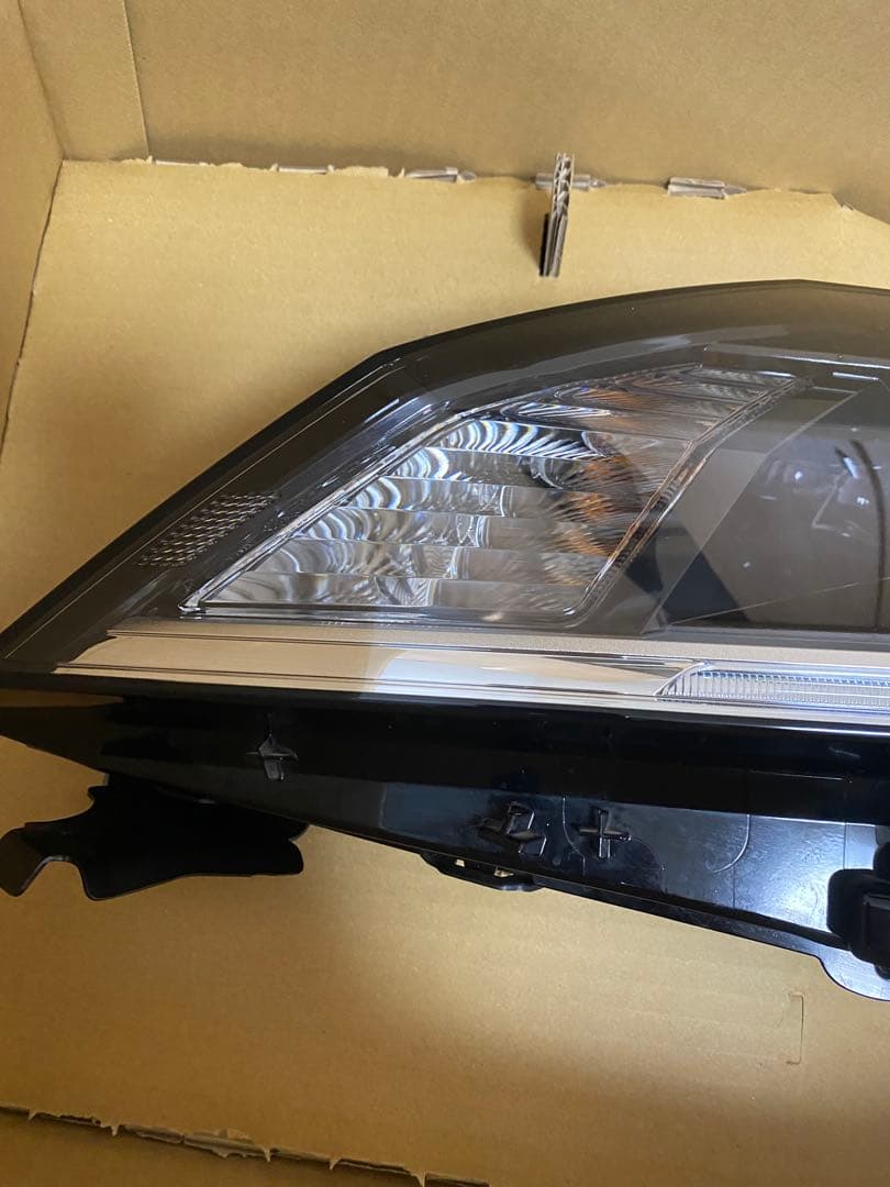 日産E13ノート後期左側LEDヘッドライト